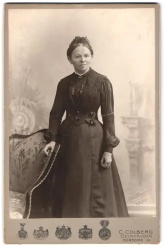 Fotografie C. Colberg, Bad Oeynhausen, Klosterstr. 13, Elegante Dame im zeitgenössischen Kleid
