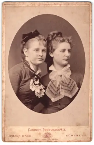 Fotografie Johann Hahn, Nürnberg, vor dem Maxtor, Porträt zweier Frauen