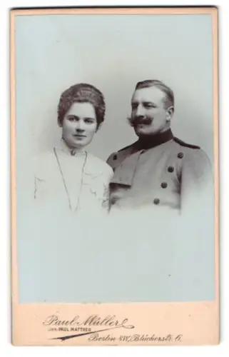 Fotografie Paul Müller, Berlin, Blücherstr. 6, Paar im Porträt, Forstbeamter /Förster in Uniform