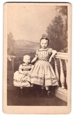 Fotografie W. Helbig, Eisleben, Hallesche-Strasse, Zwei Kinder in eleganten Kleidern an einer Ballustrade