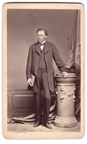 Fotografie F. Brandseph, Stuttgart, Otto Zahn mit Buch im Atelier