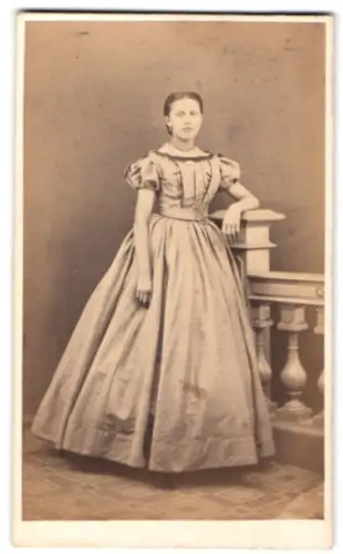 Fotografie unbekannter Fotograf und Ort, Porträt einer jungen Frau in elegantem Kleid