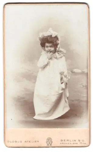 Fotografie Globus Atelier, Berlin, Oranien-Str. 52/53, Porträt eines kleinen Kindes in hellem Kleid mit Haube