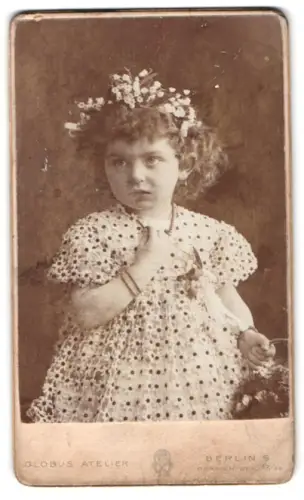 Fotografie Globus Atelier, Berlin, Oranien-Str. 52/53, Porträt eines kleinen Mädchens in geblümtem Kleid mit Blumenkranz