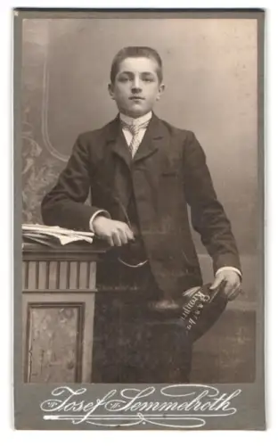 Fotografie Josef Semmelroth, Schwenningen a. N., Verlängerte Holzstrasse, Page vom Gasthof Kronprinz mit Schirmmütze