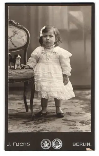 Fotografie J. Fuchs, Berlin, Friedrichstr. 108, Kleinkind mit Hunde-Spielzeug auf Rollen