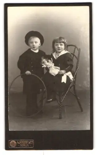Fotografie A. Jandorf & Co., Berlin, Grosse Frankfurterstr. 113, Kinder mit Reifen und Puppe