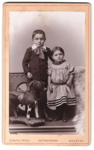 Fotografie Edmund Frede, Münster, Neubrückenstr. 6, Zwei Kinder mit Spielzeugpferd auf Rollen