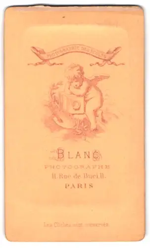 Fotografie Blanc, Paris, Rue de Buci 11, Engelchen mit Kamera und Malerpalette
