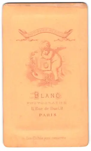Fotografie Blanc, Paris, Rue de Buci 11, Kleines Engelchen mit Kamera und Malerpalette
