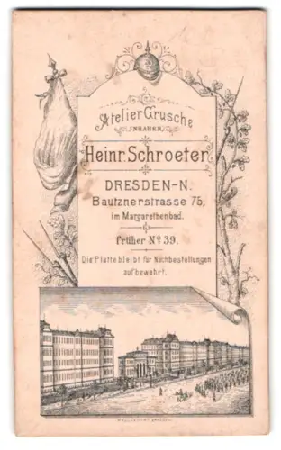 Fotografie Heinr. Schroeter, Dresden, Bautznerstrasse 75, Soldatenaufmarsch in einer Strasse, Fahne, Pickelhaube