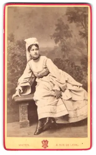 Fotografie Mayer, Paris, Rue de Laval 6, Schauspielerin in eleganter Pose auf einer Bank posierend