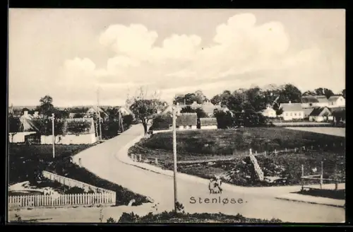 AK Stenløse, Dorfansicht mit Strasse und Häusern