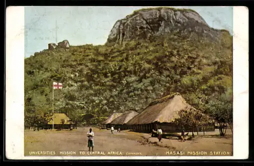 AK Masasi Mission Station, Missionsstation mit Strohdachhäusern und Flagge
