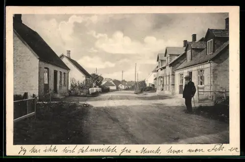 AK Hong, Dorfstrasse mit Häusern und Mann