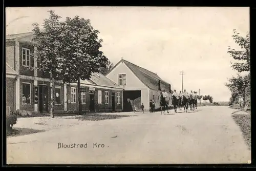 AK Bloustrød Kro., Gasthof und Strasse mit Reitern