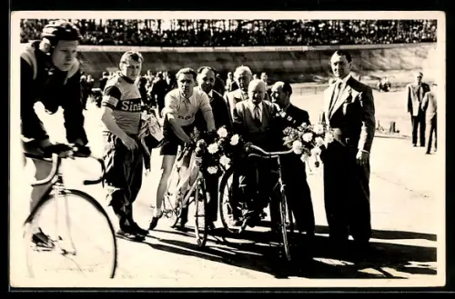 Foto-AK Frankfurt /Main, Gruppenbild bei einem Radrennen