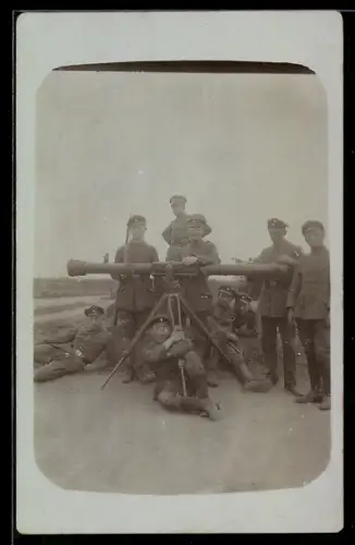 Foto-AK Soldaten der Artillerie mit Enfernungsmesser 1919