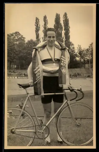 Foto-AK Frankfurt /Main, Deutsche Meisterschaft Radsport 1955, Sieger mit Kranz