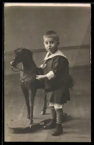 AK Kleinkind mit Pferd auf Rollen