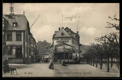 AK St. Goar, Hauptstrasse mit Gasthaus Zum goldenen Loewen und Blick auf Burg Rheinfels