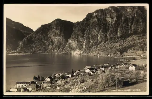 AK Unterach am Attersee, Ortsansicht mit See, Kirche und Bergkulisse