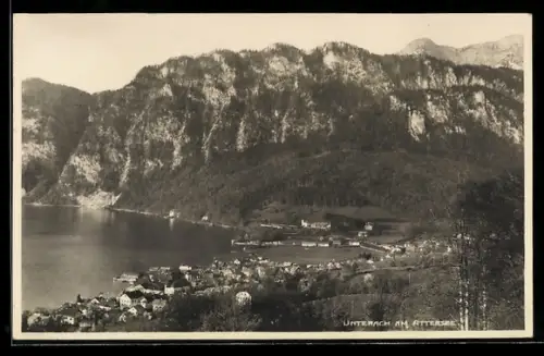 AK Unterach am Attersee, Gesamtansicht mit See und Bergen