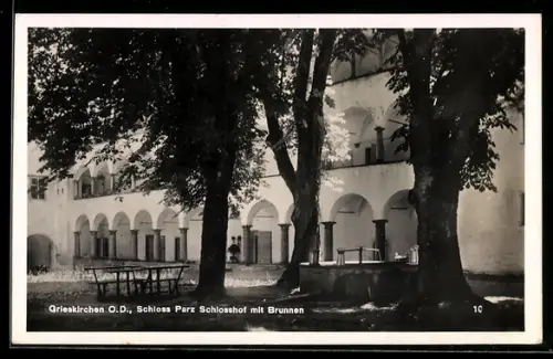 AK Grieskirchen /O.D., Schloss Parz, Schlosshof mit Brunnen