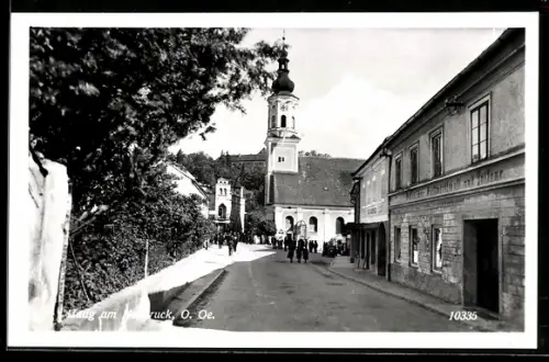 AK Vöcklabruck /Ob. Öst., Strasse mit Kirche u. Gasthaus