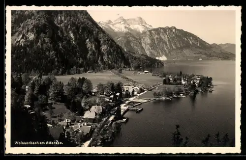 AK Weissenbach am Attersee, Uferpartie mit Ortsansicht und Gebirgspanorama