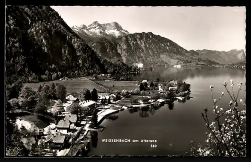 AK Weissenbach am Attersee, Ortsansicht mit See und Gebirgspanorama