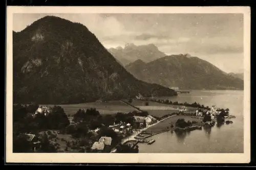 AK Weissenbach am Attersee, Ortsansicht mit See und Bergkulisse