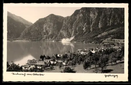 AK Unterach am Attersee, Ortsansicht mit See und Bergkulisse