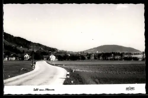 AK Zell am Attersee, Landstrasse mit Ortseingang und Seeblick