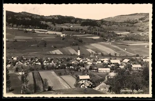 AK Oberwang /Ob. Öst., Totalansicht mit Kirche u. Feldern