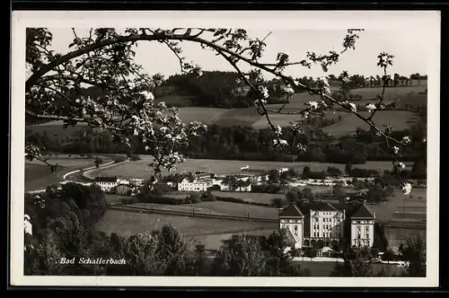 AK Bad Schallerbach, Panorama mit Ort und grossem Gebäude