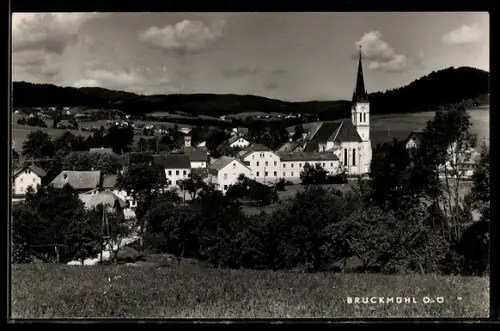 AK Ottnang am Hausruck, Bruckmühl, Ortspanorama mit Kirche