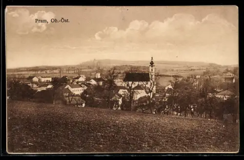 AK Pram /Ob.-Öst., Panorama mit Kirche