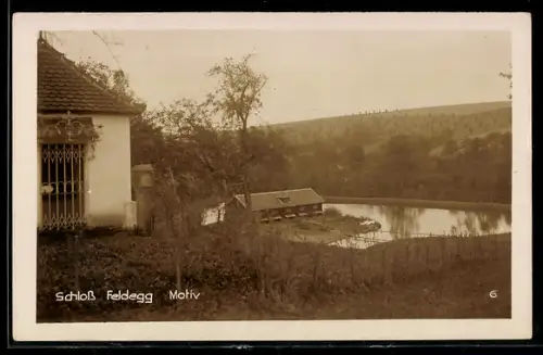 AK Pram /O.-Oe., Schloss Feldegg, Uferpartie mit Teich und Nebengebäude
