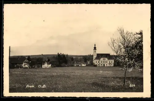 AK Pram /O.-D., Ortspanorama mit Kirche und Wiese