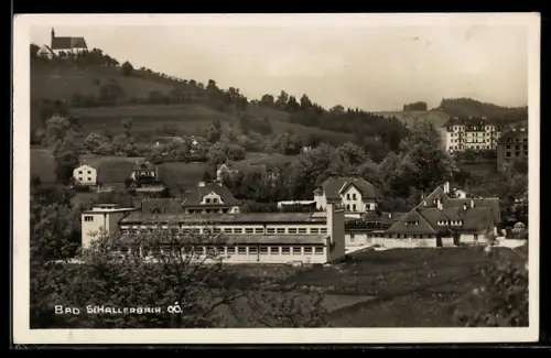 AK Bad Schallerbach /O. Ö., Panorama mit langem Gebäude und Kirche
