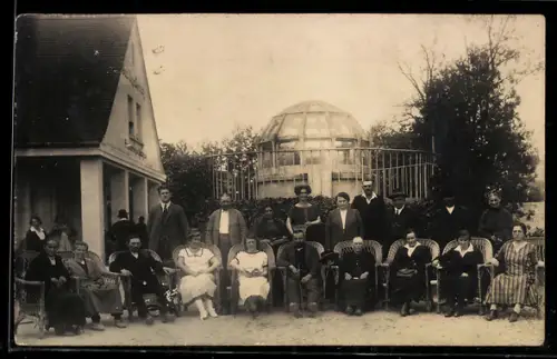 Foto-AK Bad Schallerbach, Gruppenaufnahme vor Glaspavillon, 1926