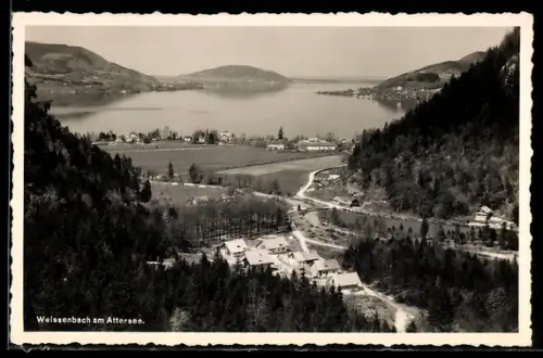 AK Weissenbach am Attersee, Panorama mit See und Ortschaft