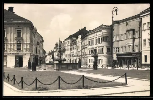 AK Grieskirchen, Platz mit Brunnen und Strassenfront