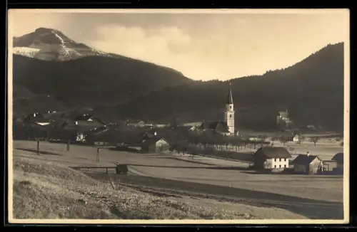 AK Oberwang, Ortsansicht mit Kirche und Bergkulisse