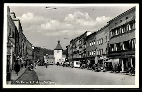 AK Vöcklabruck /O. Ö., Stadtplatz mit Geschäften u. Torturm