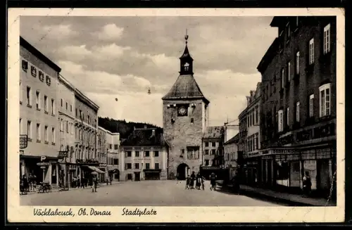AK Vöcklabruck /Ob. Donau, Stadtplatz mit Torturm