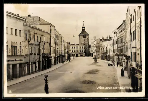 AK Vöcklabruck, Hauptplatz mit Turm und Brunnen, Handels- u. Gewerbehalle