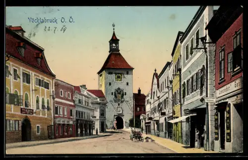 AK Vöcklabruck /O. Ö., Stadtplatz mit Stadtturm