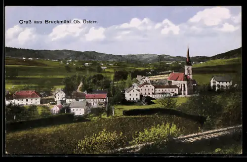 AK Bruckmühl /Ob. Österr., Ortspanorama mit Kirche u. Umgebung